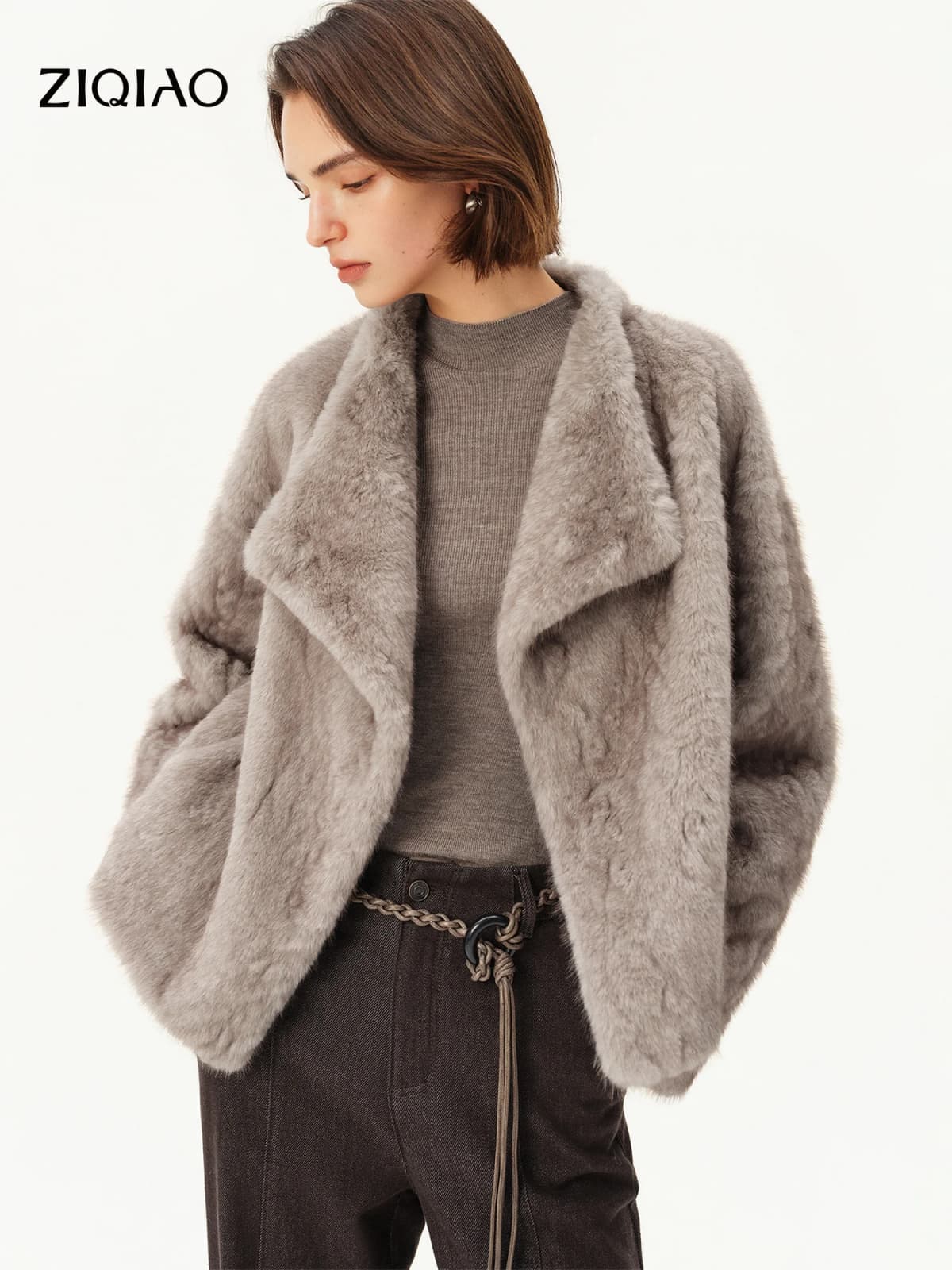 ZIQIAO Women 2026 Winter New Faux Fur Shearling Jacket Fashion Embossed Craft Warm Fuzzy Outerwear Coat for Ladies Daily Wear