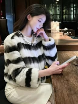 SMTHMA Faux Fur Coat Women Jacket Luxury Diamond O-Neck Coat Women Winter Soft Jacket Thick Warm Furry Fur Outwear Faux Fur Coat