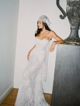 Kyoto Customized White Lace Appliques Wedding Dress Strapless Neck Sleeveless vestidos de noche Sweep Train robe de mariée