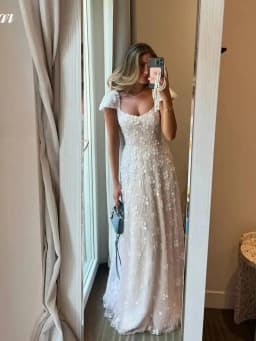 lvory Appliques Tulle Bridal Gowns Short Sleeves A Line Slim Bridal Dresses Zipper Backless Bride Gowns 2025 Customized