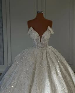 Customized Off Shoulder Sparkly Princes Wedding Dresses Sleeveless V Neck Ball Gown Appliques Pearls Bridal Gowns Formal Dresses
