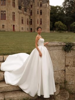 Elegant Pearls Strapless Wedding Dress Delicate Princess Women Buttons Back Bride Dresses Court Train Ball Gown Customized
