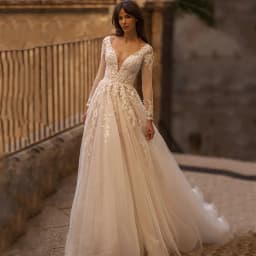 Woman Wedding Dress Customized Long Sleeves V Neck Beading Applique Sweep Train Illusion Back Buttons A Line Bridal Gowns