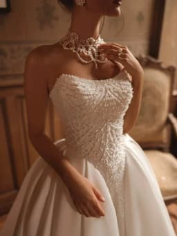 Luxury Pearls Strapless Satin Wedding Dresses Princess Women Buttons Back A-line Bridal Gown Court Train Customized Robe