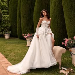 Customized Strapless Scoop Neckline With Flower A-Line Tulle Wedding Dress Zipper Back Floor Length Court Train Gown For Bride