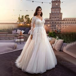 Customized Plus Size V-Neckline Lace Appliques Long Sleeves Wedding Gowns Backless Zipper With Buttons Bridal Dress