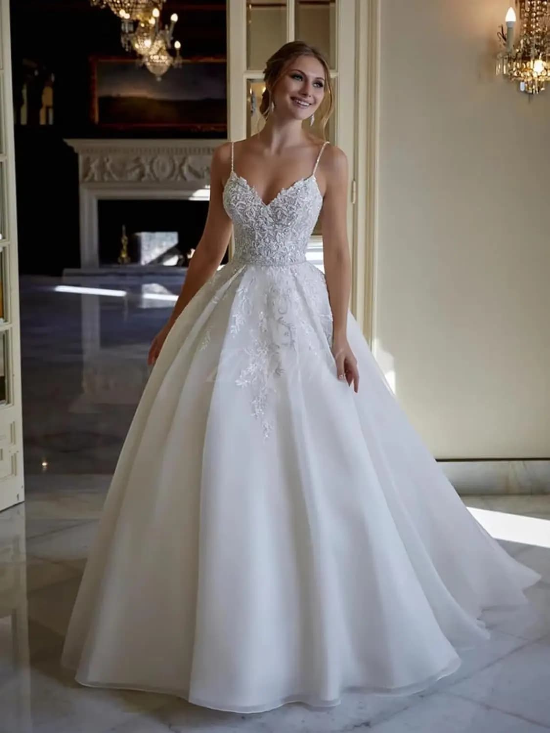 Customized Elegant Spaghetti Straps A Line White Wedding Dresses for Bride V Neck Lace Appliques Backless Bridal Gowns for Women