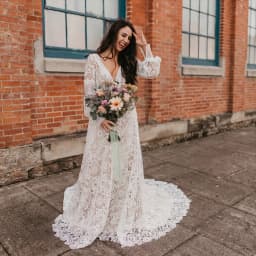 Boho Long Sleeve Lace Bohemian Wedding Dress Deep V Open Back Bridal Gown Scalloped Train Country Rustic Outdoor Dresses