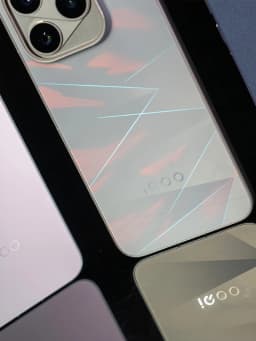 ViVO iQOO 16 Phone 5G Snapdragon 8 Elite Extreme Gen 6 6.85‘ AMOLED 165HZ 50MP 100W Charger 8400mAh OriginOS7 GooglePlay iQOO16