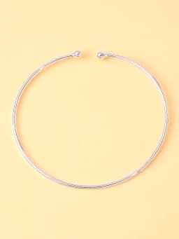 A metal anklet, stylish beach jewelry anklet, trendy and minimalist women's accessory, fashionable jewelry.