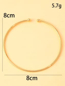 A metal anklet, stylish beach jewelry anklet, trendy and minimalist women's accessory, fashionable jewelry.