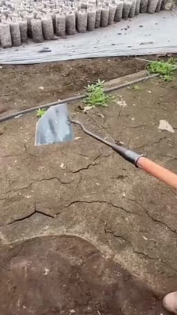 Durable Farm Tools and Gardening Tools High-toughness Agricultural Triangular Hoe Multi-purpose Hoe for Digging , Soil Loosening