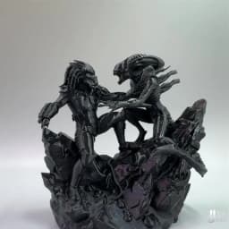 Alien Hunter VS Alien Monster Ornament, Dark Fantasy Style, Collectible Figurine, Home Desk Decoration, Creative Sculpture