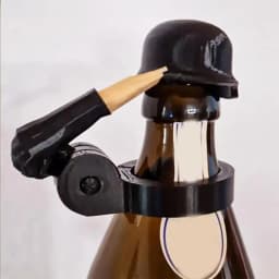 Funny Soldier Salute Beer Bottle Helmet Decor Realistic Design Dustproof Bottle Cap Assorted Styles for Veterans Party Collector
