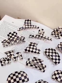 New Women Elegant Checkerboard Acrylic Hair Claw Temperament Geometric Headband Hair Clips Hairpins Fahion Hair Accessories Gift