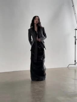 [EAM] High Waist Black Pleated Mesh Irregular Long Elegant Half-body Skirt Women Fashion Tide New Spring Autumn 2026 1DH4715