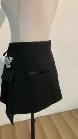 [EAM] High Waist  Black Beading Blingbling Rhinestones Mini Half-body Skirt Women Fashion Tide New Spring Autumn 2026 JY75801