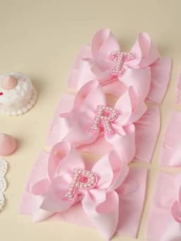 26 Letters Pink Big Bows Pearl Headbands for Baby Girls 5.98'' Wide Nylon Knotted Soft Elastic Hair Bands Wraps Headwear 1PCS