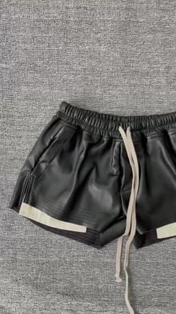 HKSH 2026 Summer New Women's PU Leather Shorts Dark RO Style Side Split Color Block Elastic Waisted Drawstring Hot Pants HK18687