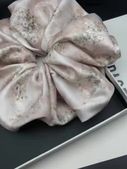 Oversized and Oversized Satin Floral Large Intestine Headband with a High-End and Fashionable Feel, Tied with a Low Ponytail, Me