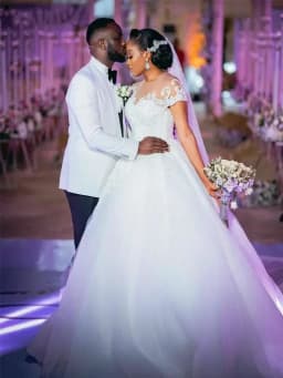 Customized Short Sleeves Wedding Dresses for Bride Sheer O-neck Appliques African Sweep Train Bridal Gown Vestido de novia