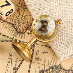 Retro Copper Spinning Globe Gold Desk Mechanical Pocket Watch Hand Winding Movement Home Office Luxury Decoration as Collectible