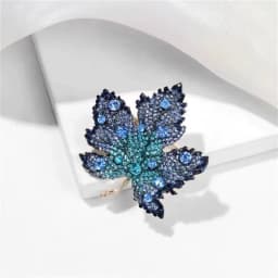 Vintage Exquisite Crystal Maple Leaf Brooch Pin for Women Trendy Clothing Collar Corsage Badge Lapel Brooch Wedding Jewelry Gift
