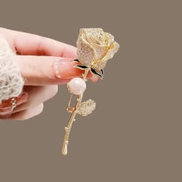 Green Red Crystal Rhinestone Four-Leaf Clover Flower Brooches Lapel Pins Jewelry Clothing Accessories Brooch for Women 2024
