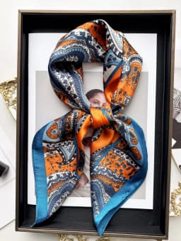 Vintage Chain Print Satin Square Scarf Soft Lightweight Women’s Fashion Accessory for Hair Neck Shawl Elegant Hair Scarf