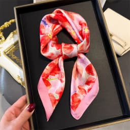 2024 Luxury Floral Print 70cm Square Silk Scarf Women Designer Scarves Bandana Foulard Shawl Hijab Echarpe Hairband Tie Ribbon