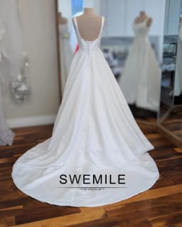 SWEMILE Trendy A-line Wedding Dresses for Bride O Neck Appliques Satin Sleeveless Button Vestidos De Novia Plus Size Customized