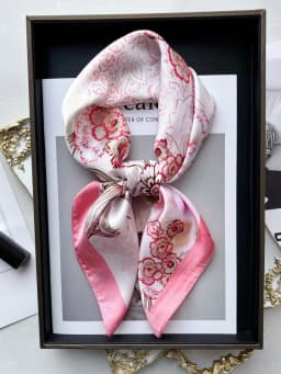 Vintage Chain Print Satin Square Scarf Soft Lightweight Women’s Fashion Accessory for Hair Neck Shawl Elegant Hair Scarf