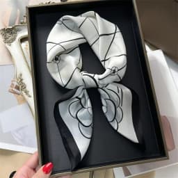 Elegant 27.56inch Floral Print 70cm Square Beach Satin Scarf Casual Elegant Thin Breathable Neck Women Head Wrap Hair Scarves