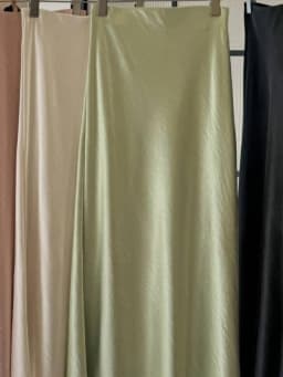 Thick Glossy Satin Midi Skirt Elegant Quiet Luxury Basic High-Waist Skirt or All Seasons