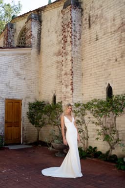 Customized White Wedding Dresses Women‘s Bridal Dress V Neck Backless Mermaid Brides Dress A Line Appliques Civil Wedding Gown