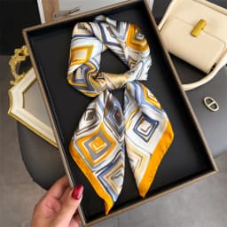 2024 Luxury Floral Print 70cm Square Silk Scarf Women Designer Scarves Bandana Foulard Shawl Hijab Echarpe Hairband Tie Ribbon