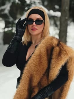 LIMO Thick Fluffy Faux Fox Fur Scarf Large Plush Fur Wrap Winter Warm Shawl with Pockets