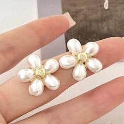 Korean Style Small Daisy Flower Ear Clip Earrings Spring Simple White Purple Petal Flower No Piercing Clip Earrings for Women