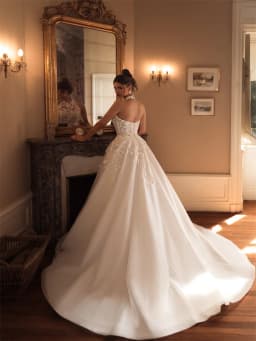 Customized Halter Neckline Appliques Sleeveless Tulle A-Line Wedding Dress Zipper Back Floor Length Sweep Train Gown For Bride