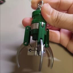 Creative Mini Doll Machine Claw Keychain For Women Plastic Material Fingertip Gripper Girls Bag Pendant Keyring Jewelry N908