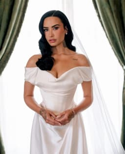 Tokyo Customized White Off Shoulder Wedding Dresses Short Sleeves A-Line Elegant Bridal Gowns 2025 Court Train Wedding Gowns