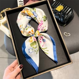 2024 Luxury Floral Print 70cm Square Silk Scarf Women Designer Scarves Bandana Foulard Shawl Hijab Echarpe Hairband Tie Ribbon