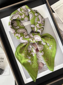Vintage Chain Print Satin Square Scarf Soft Lightweight Women’s Fashion Accessory for Hair Neck Shawl Elegant Hair Scarf
