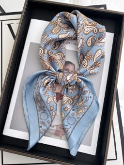Vintage Chain Print Satin Square Scarf Soft Lightweight Women’s Fashion Accessory for Hair Neck Shawl Elegant Hair Scarf