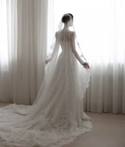 Tokyo White Elegant Long Sleeve Customized Wedding Party Zip Back High Neck Bridal Gown Lace A-Line Court Train Wedding Gown
