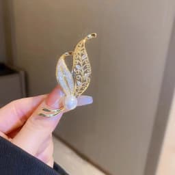 Delicate Green Crystal Lucky Four Leaf Clover Brooches for Women Retro Emerald Heart Lapel Pin Female Wedding Clothing Jewelry