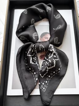Vintage Chain Print Satin Square Scarf Soft Lightweight Women’s Fashion Accessory for Hair Neck Shawl Elegant Hair Scarf