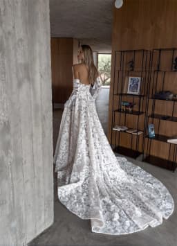 Customized Strapless Wedding Dress with Detachable Long Sleeves Exquisite Lace Bridal Gown Bling Bling New Arrival