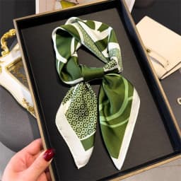 2024 Luxury Floral Print 70cm Square Silk Scarf Women Designer Scarves Bandana Foulard Shawl Hijab Echarpe Hairband Tie Ribbon