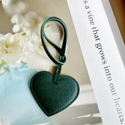 Free Initials Personalized Women PU Leather Peach Bag Pendant High Level Keychain Charm Black to School Gift Backbag Decoration